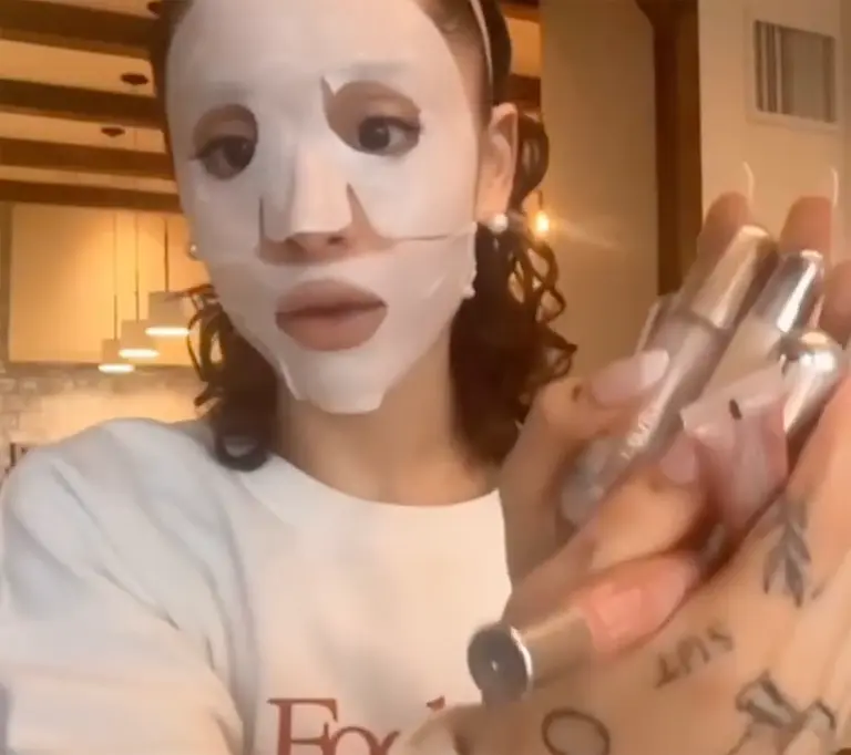 Ariana Grande Rocks Her Natural Curls: A Glimpse Behind the Glam